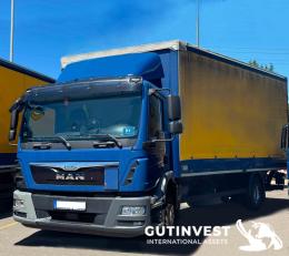 1  -  Camión tauliner con plataforma elevadora