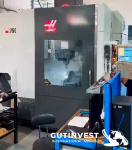 1  -  Centro de mecanizado CNC de 5 ejes 