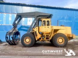 1  -  Wheel loader with arm and wood clip