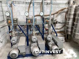 1  -  Installation for feeding material to plastic injection mold