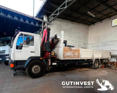 Camión caja abierta con grúa