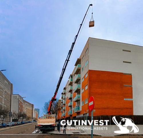 Flatbed truck with crane
