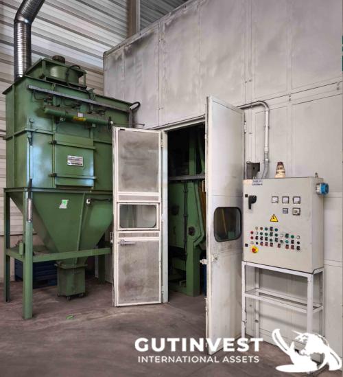 Shot blasting cabinet with extraction