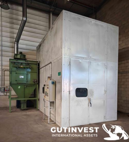 Shot blasting cabinet with extraction