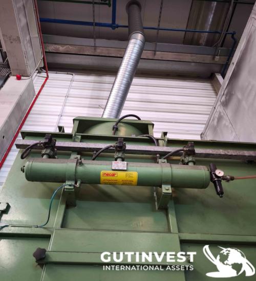 Shot blasting cabinet with extraction