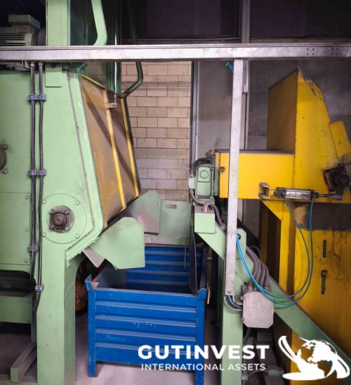 Shot blasting cabinet with extraction