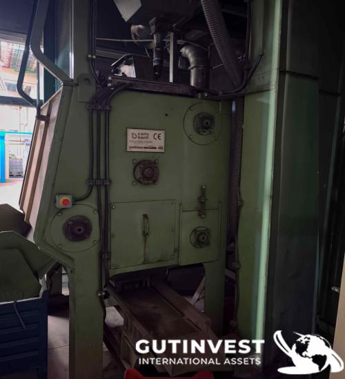 Shot blasting cabinet with extraction