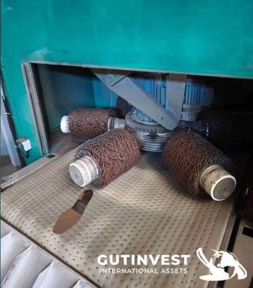 Sanding machine with dust extraction