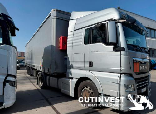 Truck with tarpaulin trailer and lifting platform