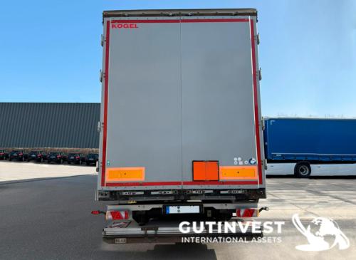 Truck with tarpaulin trailer and lifting platform