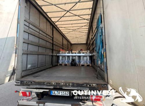 Truck with tarpaulin trailer and lifting platform