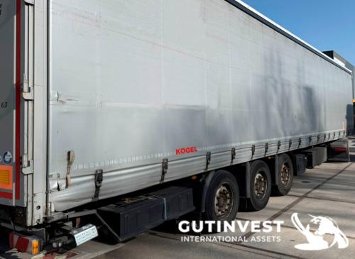 Truck with tarpaulin trailer and lifting platform