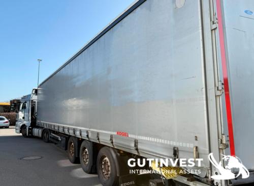 Truck with tarpaulin trailer and lifting platform