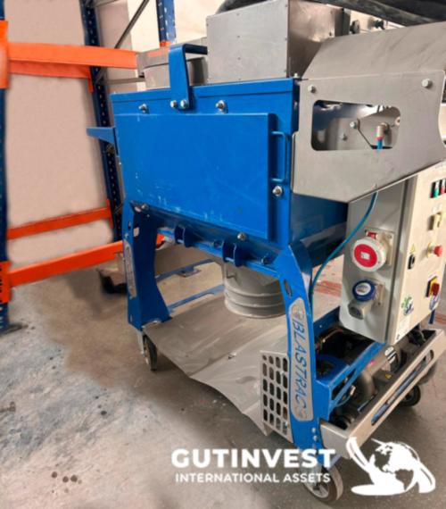 Shot blasting machine for surfaces with dust extraction