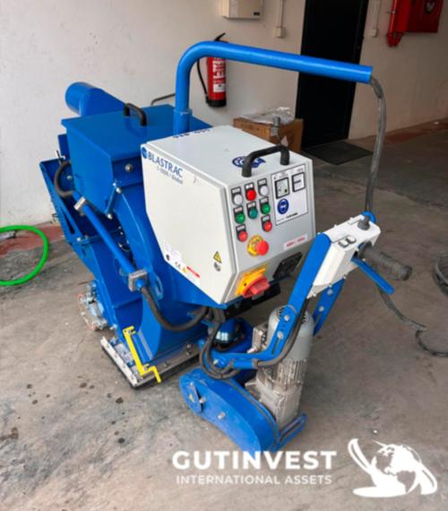 Shot blasting machine for surfaces with dust extraction