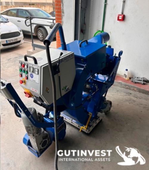 Shot blasting machine for surfaces with dust extraction