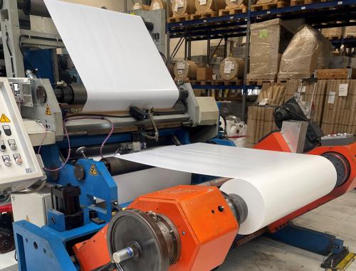 Industrial slitting and rewinding machine for flexible roll