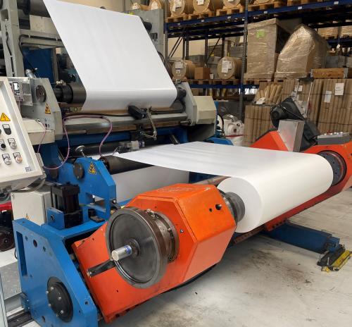 Industrial slitting and rewinding machine for flexible roll