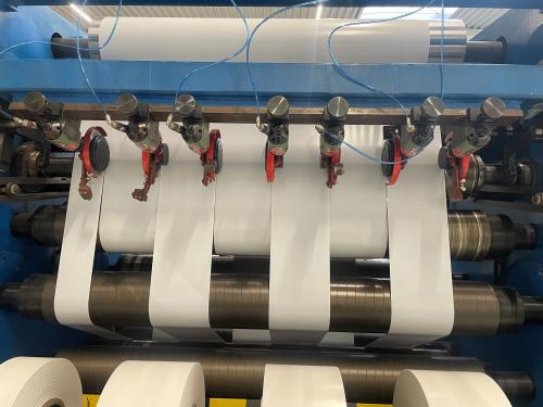 Industrial slitting and rewinding machine for flexible roll