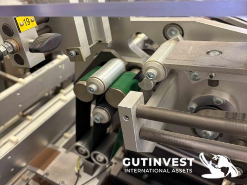 Cartoning machine for cosmetic and pharmaceutical products