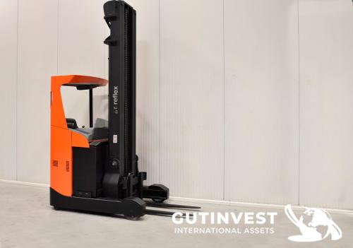 Electric reach truck