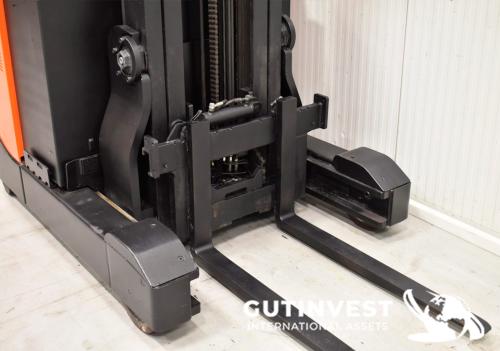 Electric reach truck