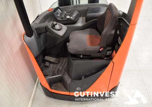Electric reach truck