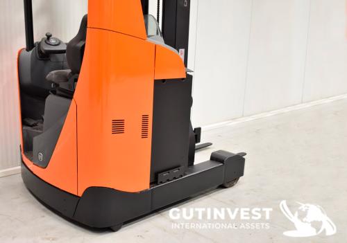 Electric reach truck