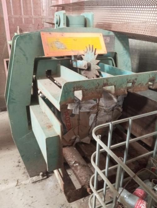 Compactor bale press (cardboard, plastic, etc.)