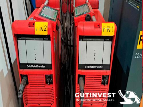Two-robot arc welding cell unit