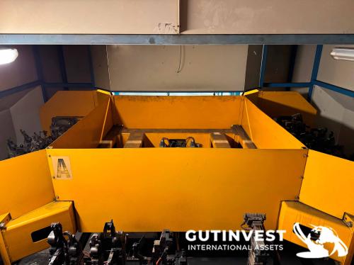 Two-robot arc welding cell unit