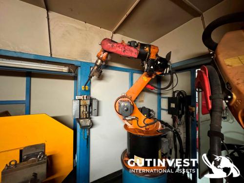 Two-robot arc welding cell unit