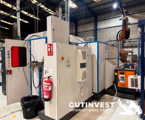 Robotic arc welding cell with two robots
