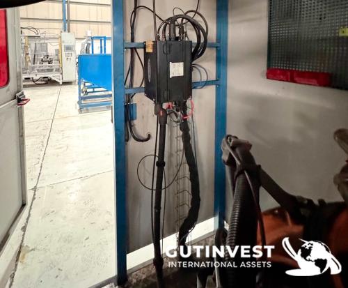Robotic arc welding cell with two robots