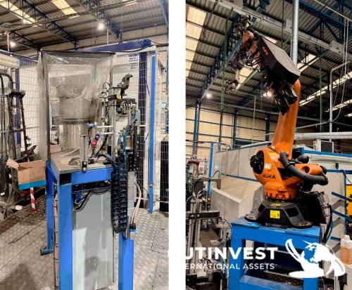 Robotic arc welding cell with two robots