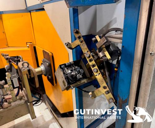 Robotic arc welding cell with two robots