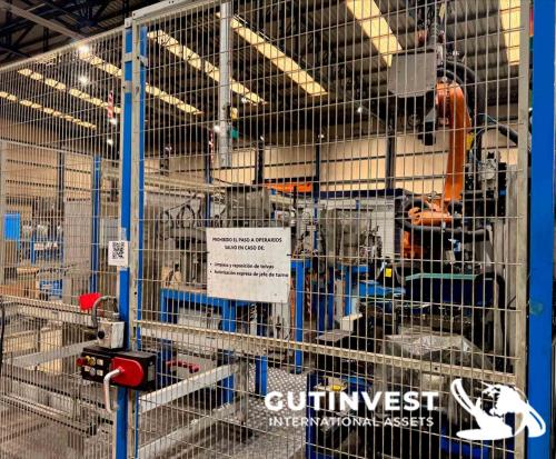 Robotic arc welding cell with two robots