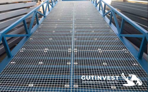 Mobile loading dock ramp