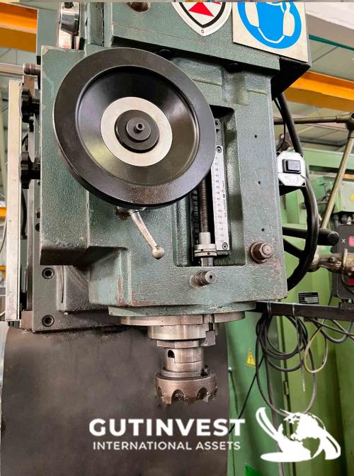 Milling machine with display