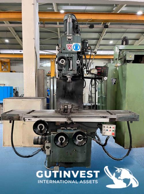 Milling machine with display