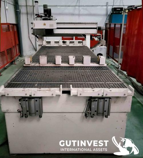 CNC milling machine - machining center