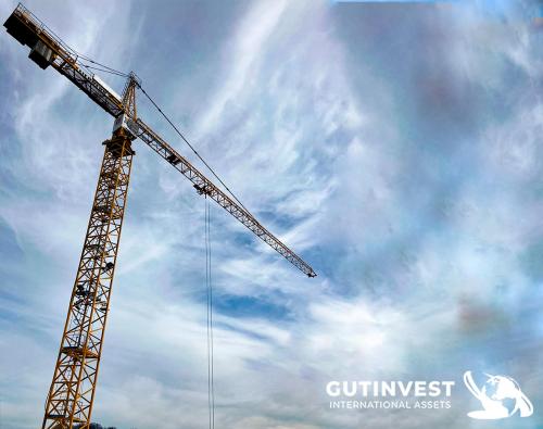 Tower crane with cabin