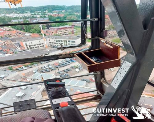 Tower crane with cabin