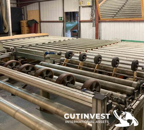 Varnishing line for wood parquet