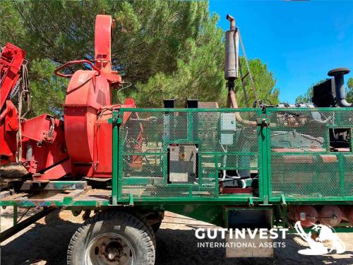 Mobile wood chipper with motor and trailer