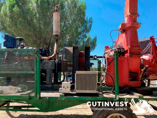 Mobile wood chipper with motor and trailer