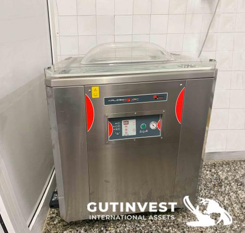 Vacuum packaging machine