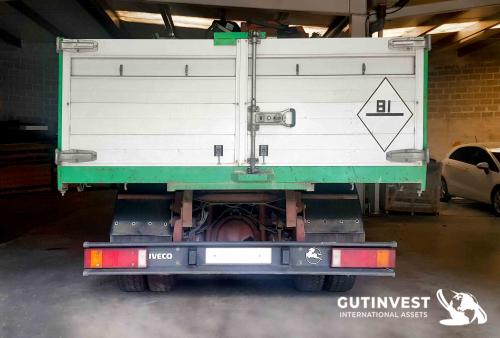 Dump truck with crane - open box