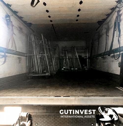 Truck with box and lifting platform
