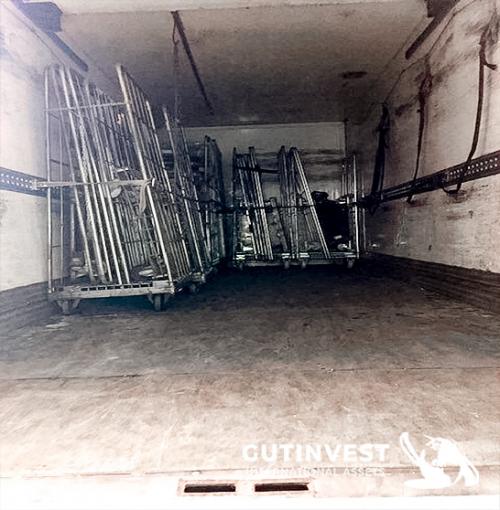 Truck with box and lifting platform